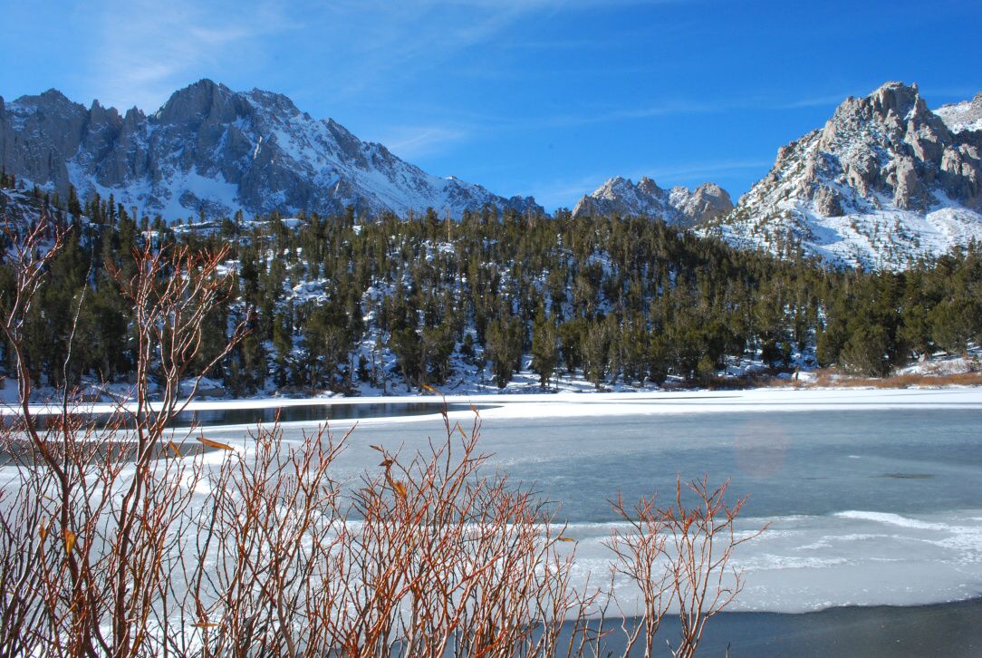 Gilbert Lake. University Peak je v levý části fotky